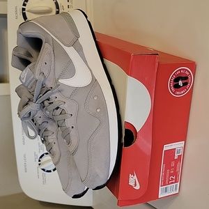 Nike venture runner size 12 gently used with box great condition!